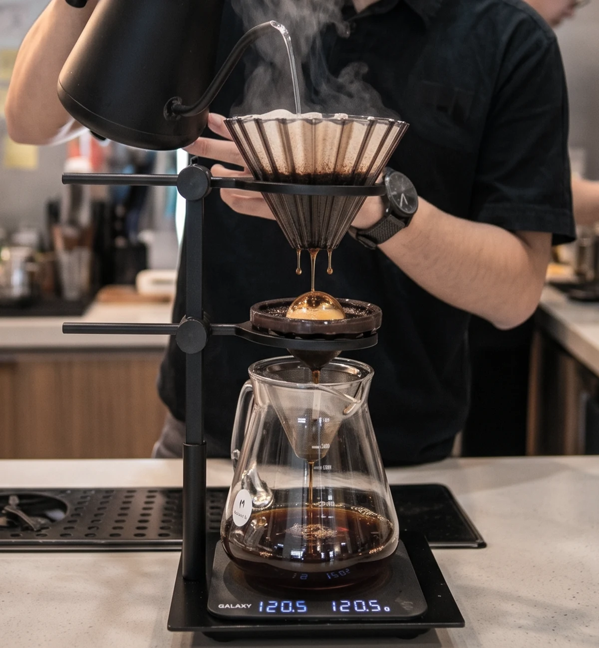Barista Talkie Space menyeduh filter coffee